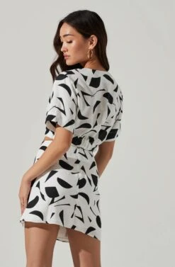 Nirina Abstract Print Wrapped Front Crop Top -Astr The Label Shop ACT17049 BLACKABSTRACT 7