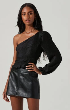 Zona Plisse One Shoulder Top -Astr The Label Shop ACT17417 BLACK 2