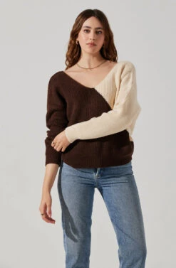 Two Toned Twist Back Sweater -Astr The Label Shop ALT16617 FCI BROWNCONTRAST 3
